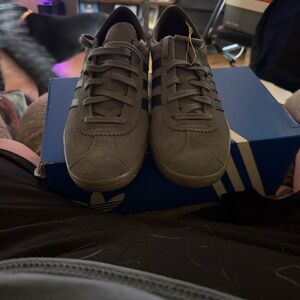 adidas Men’s Gray Suede Gazelle-Inspired Sneakers